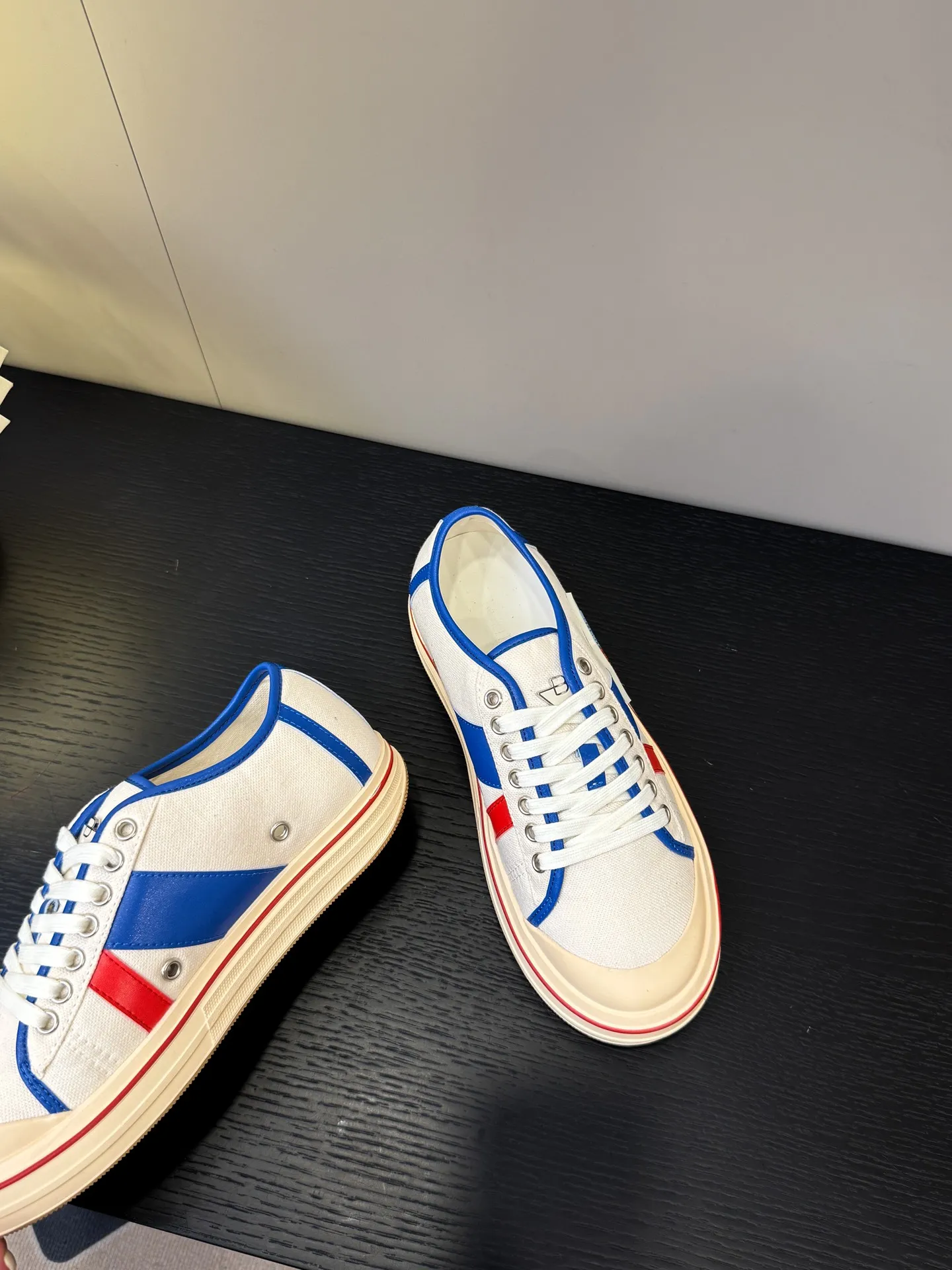 👟👟Ex-factory price 460👟👟 (Men's size +1️⃣0️⃣) BVOrbit's latest 2025 catwalk model, developed 1:1 from the original board, classic color matching elements! This is the biggest highlight of this shoe, eye-catching but not exaggerated design, super cool for daily use, super versatile whether paired with pants, sweaters or skirts, looks good no matter how you wear it, the more you look at it, the more you like it ❗️ Outsole: Original outsole color: 5 colors code number: female 35-40 male 39-44